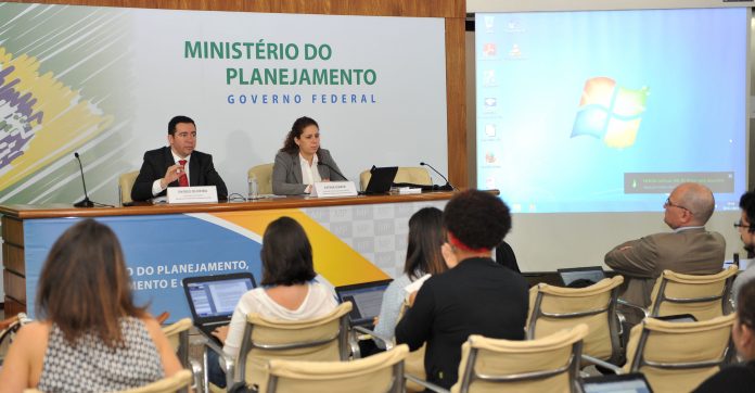 20151130Foto3EntreviColetcontigenciamento_DyogoeEsther