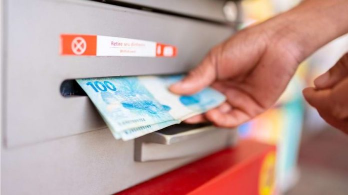 Como-Sacar-Dinheiro-no-Caixa-Eletronico