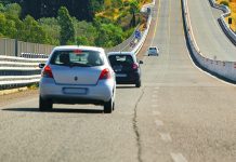 É certo o condutor lento trafegar pela esquerda?